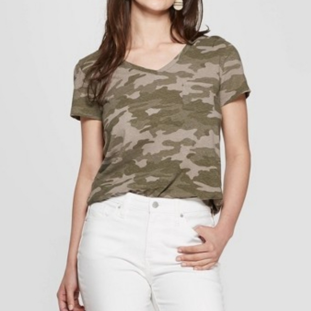 Universal Thread Camo V-neck Pocket Tee M